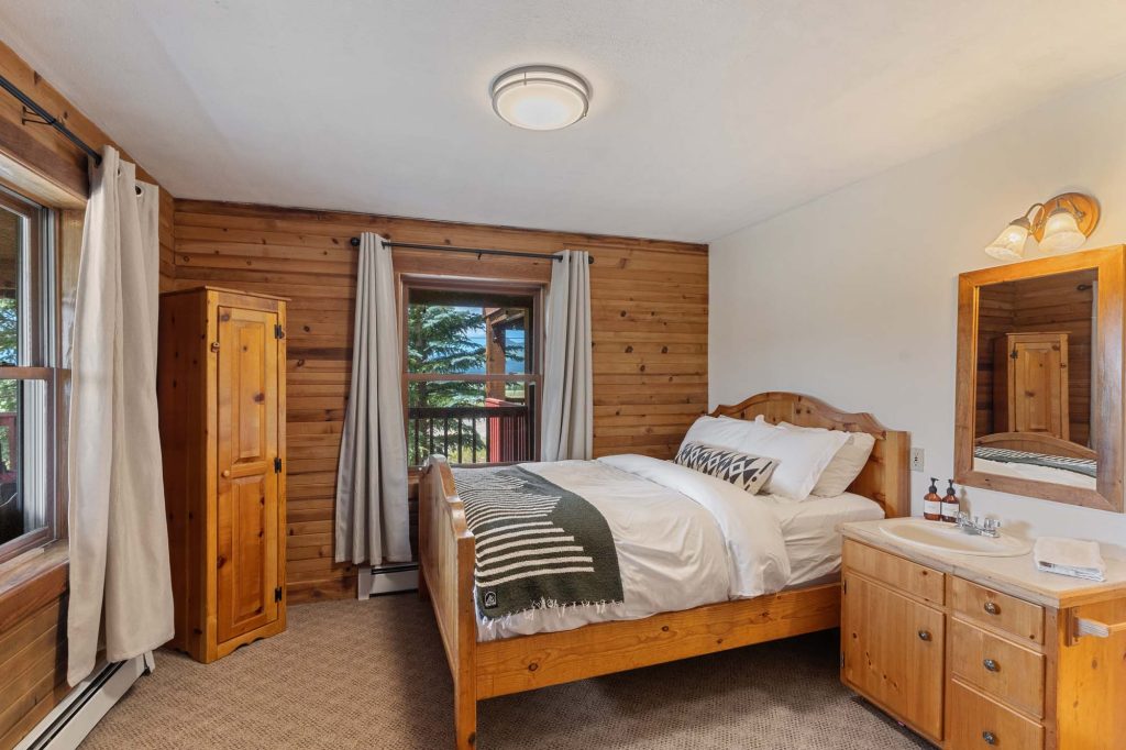 Cozy Bedroom at True North Adventure Lodge